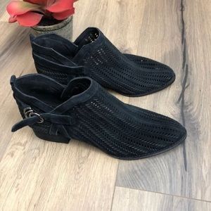 Vince Camuto Campina Black ankle booties Size 8